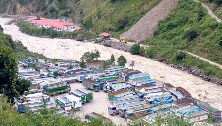 ८औं महिनामा  १० खर्ब नाघ्यो आयात ,निर्यात १ खर्ब पार,