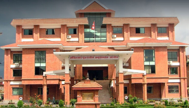 २ लाख घुस लिन महोत्तरीदेखि काठमाडौंमा, रंगेहात समात्यो अख्तियारले