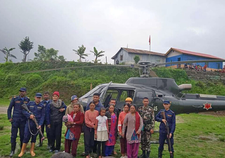 पाँचथरमा १२ जनाको हेलिकप्टरबाट उद्धार गरियो