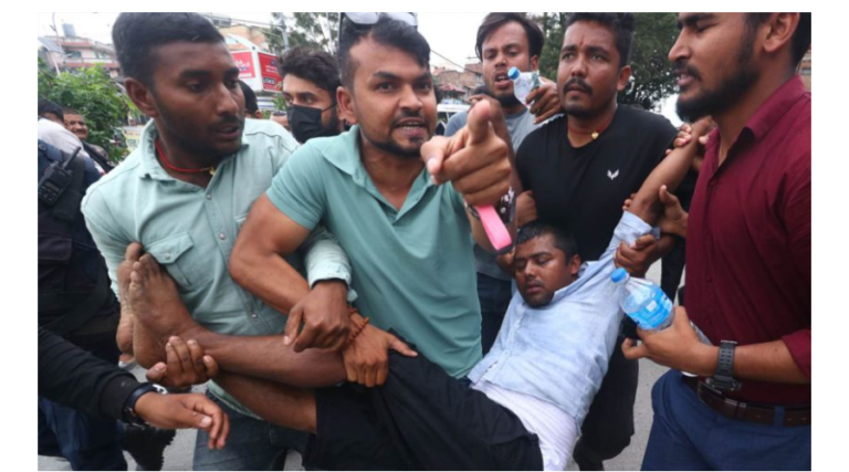 नागरिकताको माग राखेर प्रदर्शन गर्दागर्दै बेहोस भएर ढले