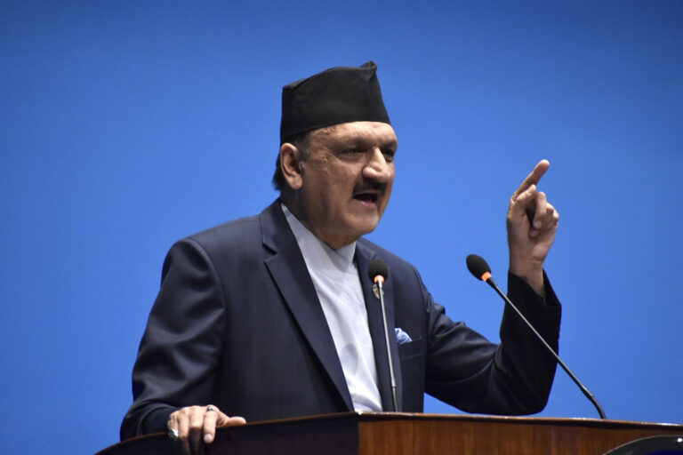 निक्षेपको ब्याजदर बढाएको भन्दै सरकारी बैंकसँग अर्थमन्त्री रिसले आगो , कर्जाको ब्याजदर नबढाउन आदेश