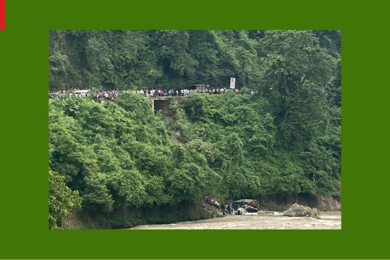 काठमाडौबाट पाेखरातर्फ लागेको बस त्रिशुली नदीमा दुर्घटनाग्रस्त, ८ जनाकाे निधन