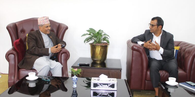 गभर्नर अधिकारी र धितोपत्र बोर्ड अध्यक्ष हमालबिच भेटघाट, पुजिबजारका बारे छलफल