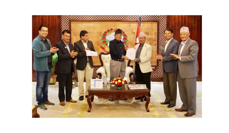 प्रधानमन्त्रीलाई माधव नेपालले पत्र लेख्दै भने : आर्थिक मन्दीले समाजमा अराजकता थपियो, निराशा बढ्यो