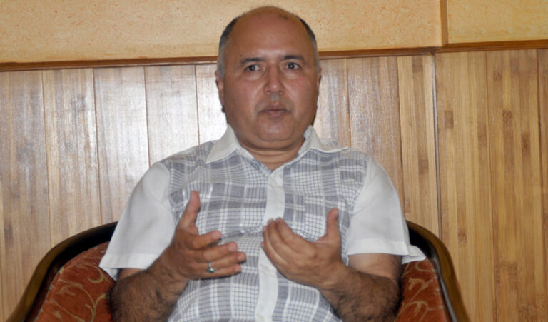 अर्थमन्त्री रामेश्वर खनालको ‘धमाकेदार’ एक्सन: ६ घण्टामै १६६ उजुरी, दर्जनौँ अधिकृत कारवाहीमा!