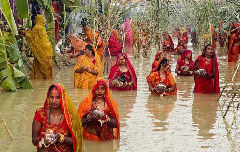 छठ पर्वको मुख्य दिन आज, अस्ताउँदो सूर्यलाई अघ्र्य दिँदै श्रद्धा र भक्ति साथ मनाइँदै